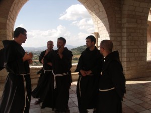 Sacro Convento w Asyżu, z przewodnikiem franciszkaninem konwentualnym.