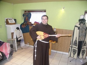 Twórca naszej wystawy, fr Ksawery.
